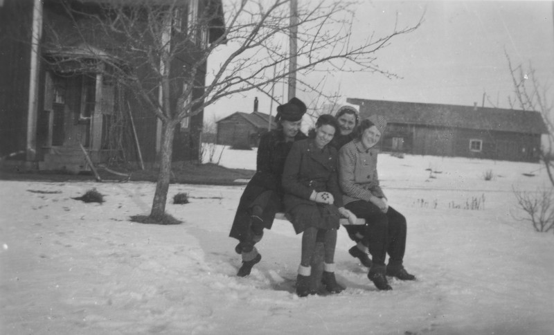 Fyra kvinnor i snön