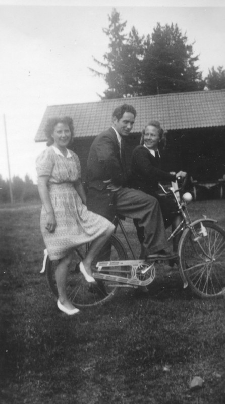 2 kvinnor och 1 man på cykel