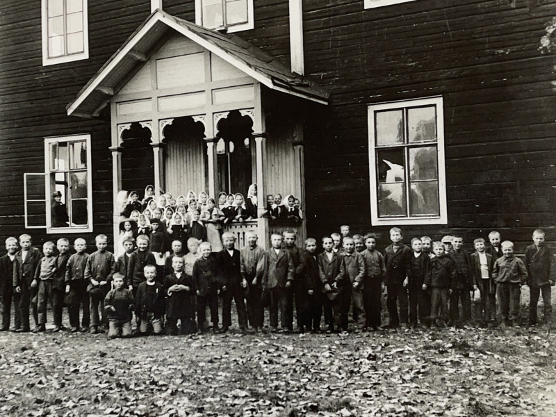 Skolbarn vid östra skolhuset 1917