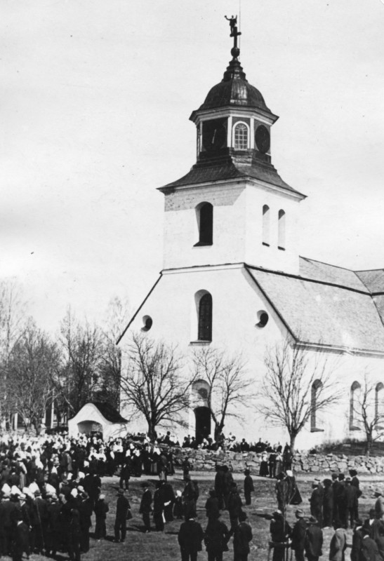 Kyrkan med klockaren i topp